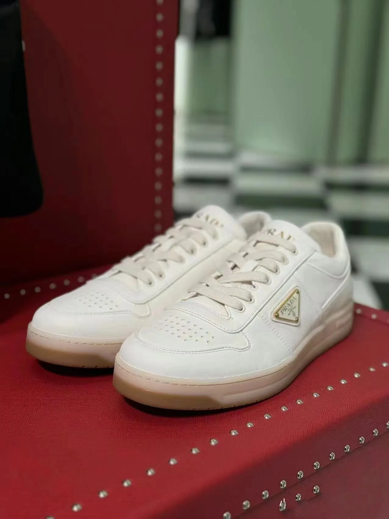 P380 Yuan 38-45 Prada Prada’s new men’s leather sports shoes, the highest version on the market, any comparison is welcome🆚! The original leather has excellent texture and is super high-end! Fetal sheep net lining imported from Italy, removable pad! Luxurious materials and fine workmanship, highly recommended!